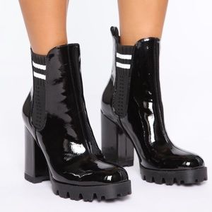 FASHION NOVA BOOTS IN BLACK SZ: 8.5